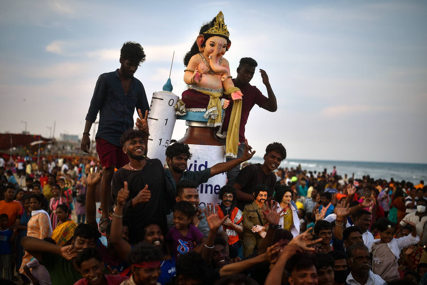 Fotos: ¡Al agua Ganesh!