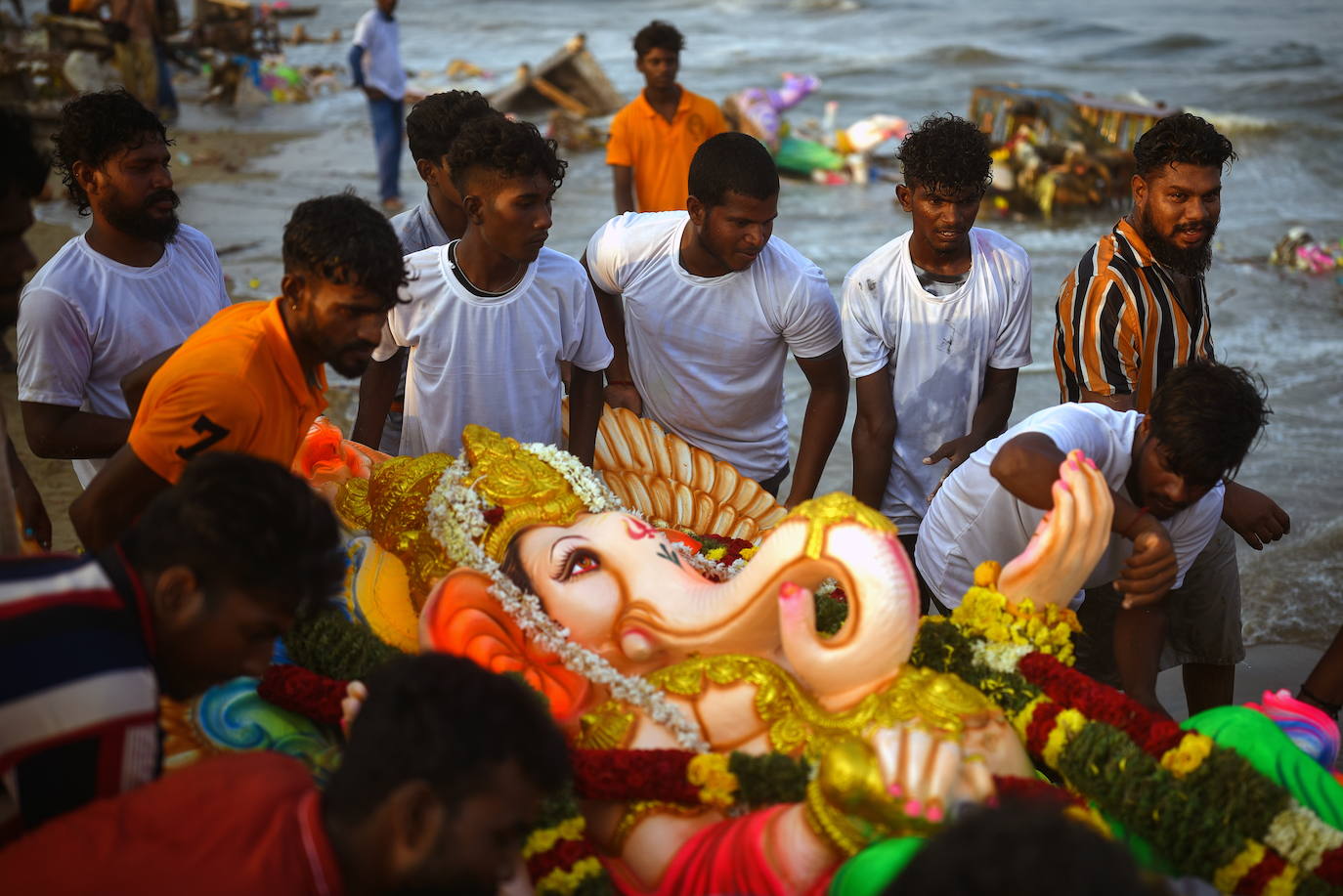 Fotos: ¡Al agua Ganesh!