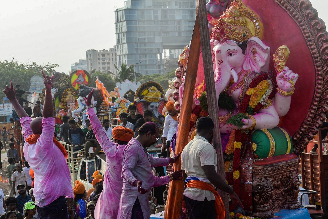 Fotos: ¡Al agua Ganesh!