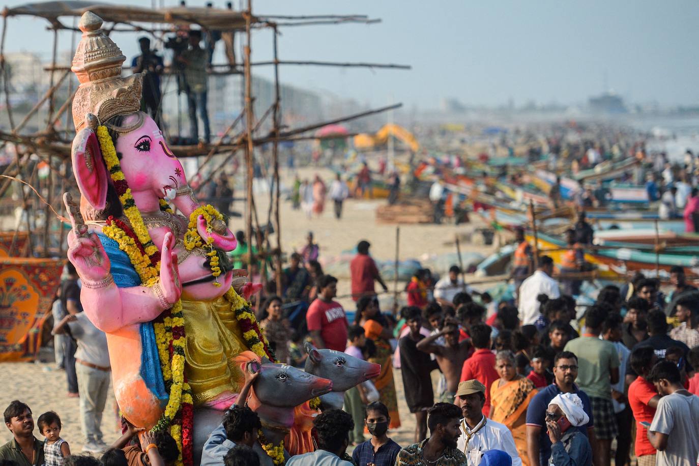 Fotos: ¡Al agua Ganesh!