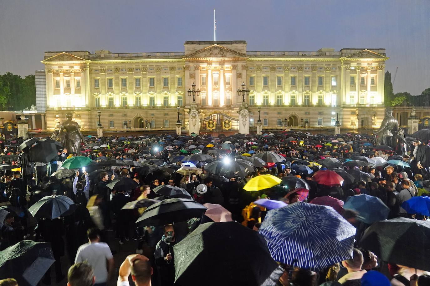 Fotos: Los londinenses lloran a su reina