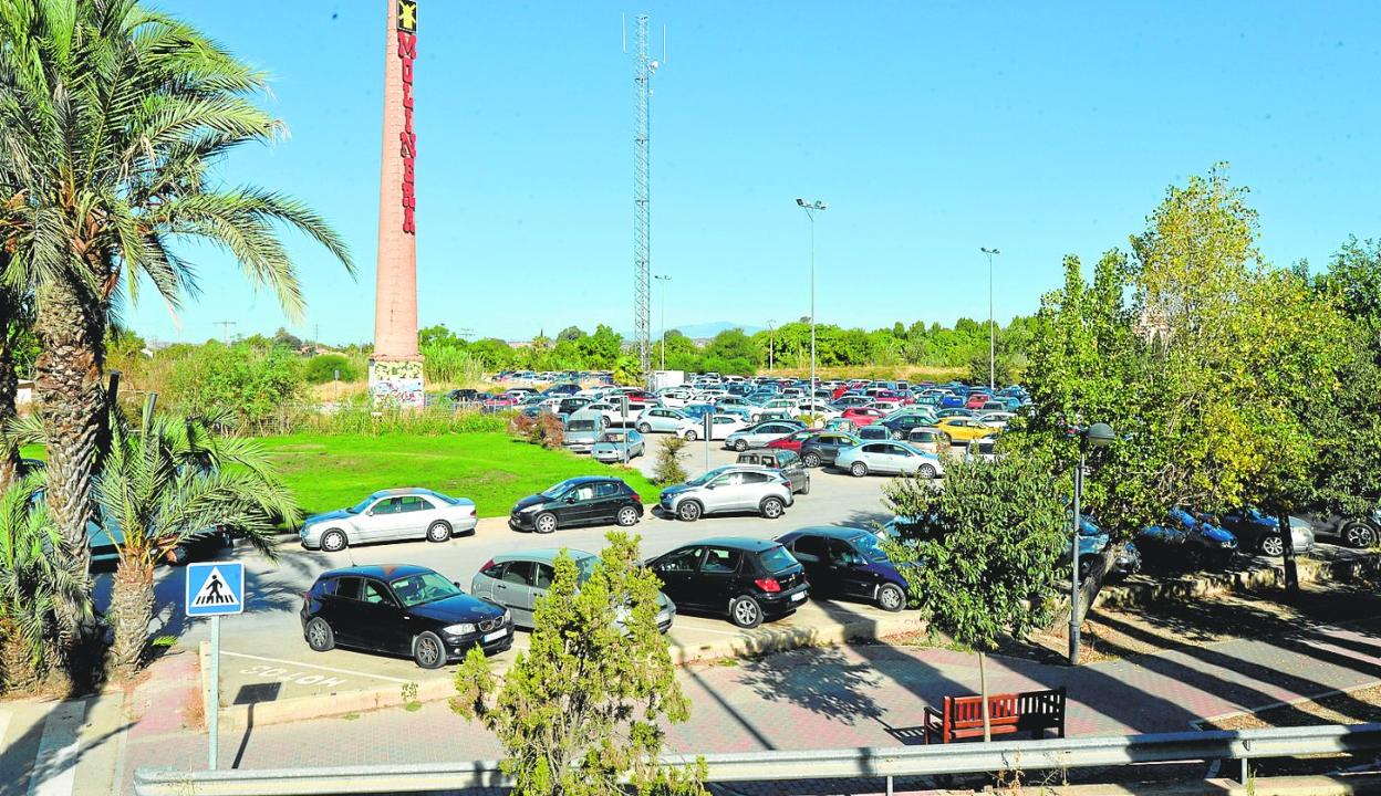 Panorámica del parking disuasorio de Barriomar, sobre el que se construirá el nuevo Parque Metropolitano Oeste. 