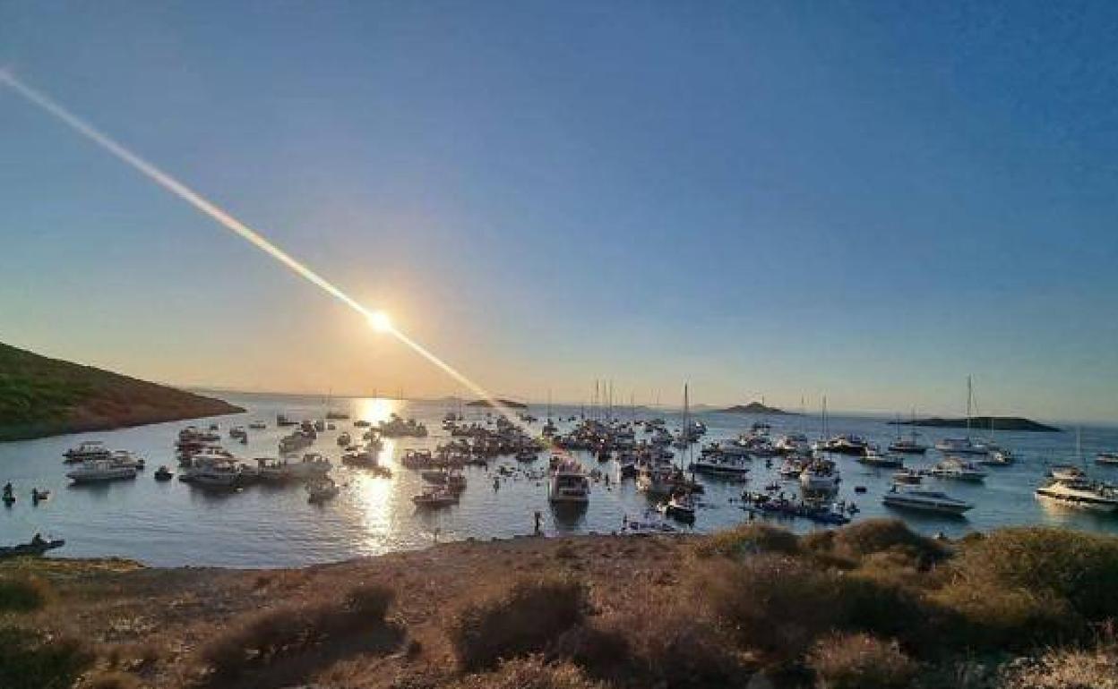 Imagen de la concentración ilegal de decenas de barcos el pasado 20 de agosto.
