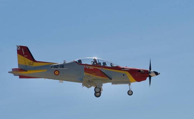 Galería. El nuevo avión de entrenamiento PC-21 Pilatus que han estrenado los futuros pilotos de la AGA este jueves, en San Javier.