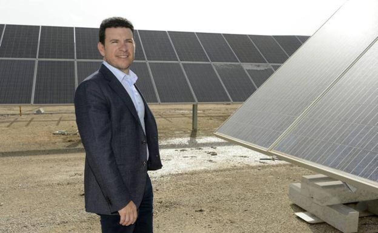 Raúl Morales, CEO de Soltec, junto a unos paneles solares, en una imagen de archivo.