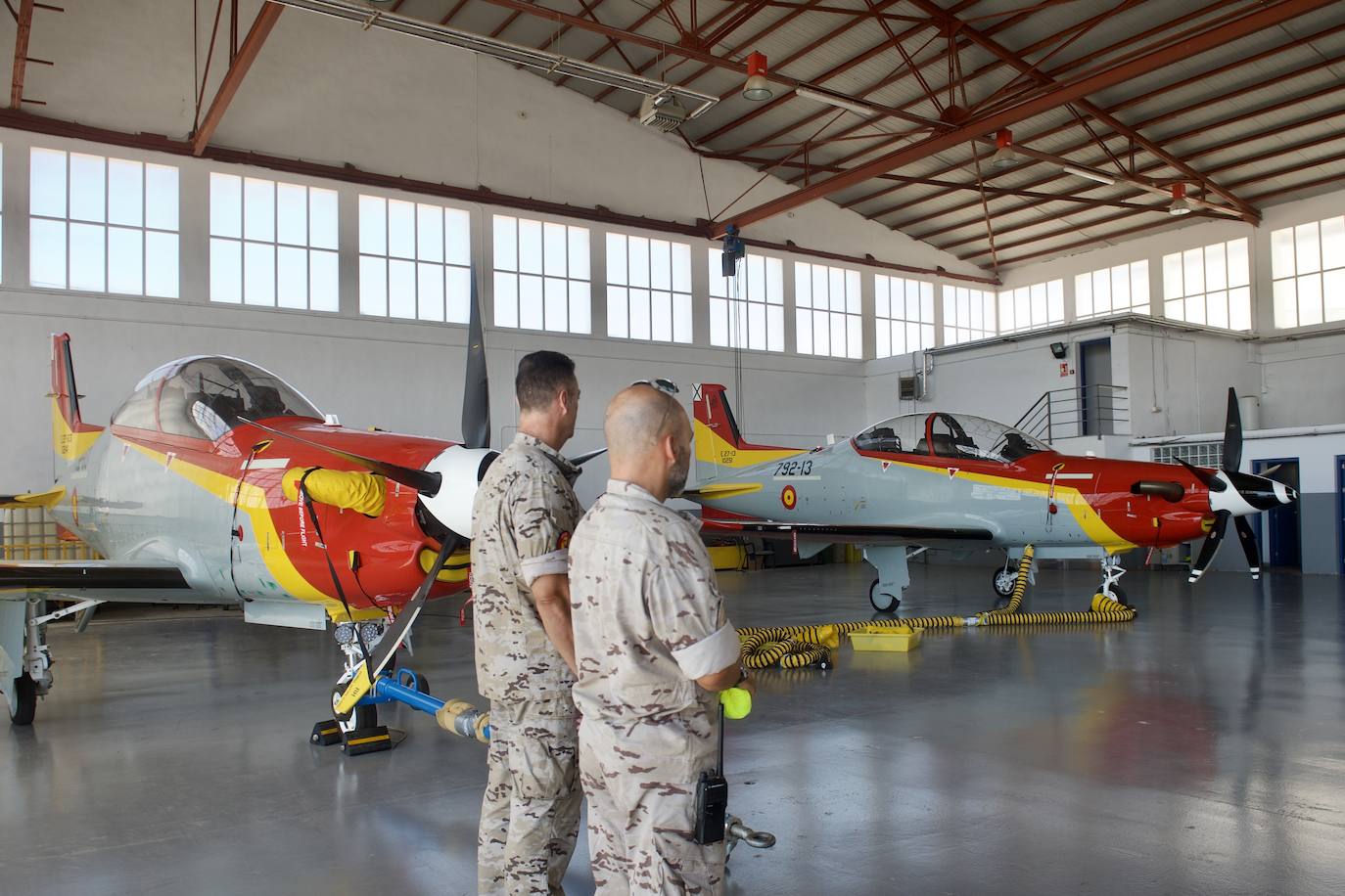 Fotos: Los futuros pilotos de la AGA estrenan un nuevo avión de entrenamiento más moderno y eficiente, en imágenes