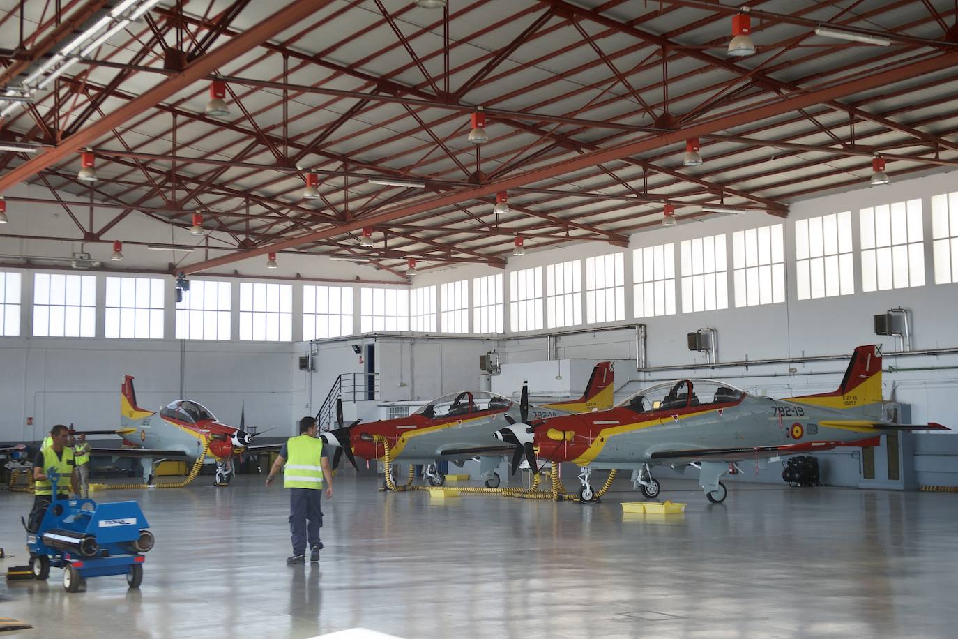 Fotos: Los futuros pilotos de la AGA estrenan un nuevo avión de entrenamiento más moderno y eficiente, en imágenes