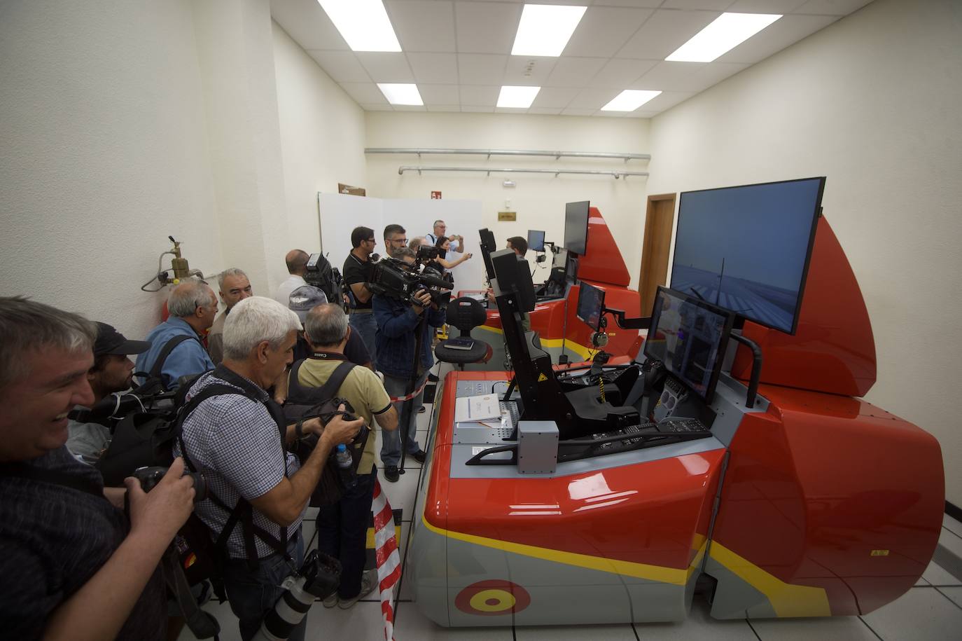 Fotos: Los futuros pilotos de la AGA estrenan un nuevo avión de entrenamiento más moderno y eficiente, en imágenes