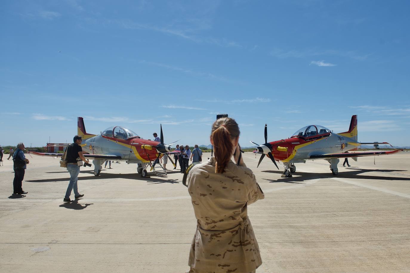 Fotos: Los futuros pilotos de la AGA estrenan un nuevo avión de entrenamiento más moderno y eficiente, en imágenes