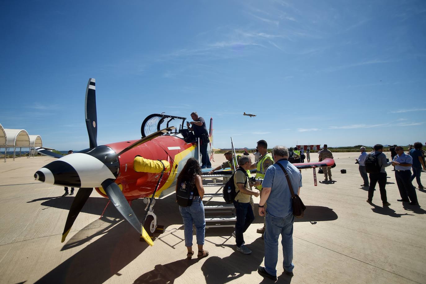 Fotos: Los futuros pilotos de la AGA estrenan un nuevo avión de entrenamiento más moderno y eficiente, en imágenes