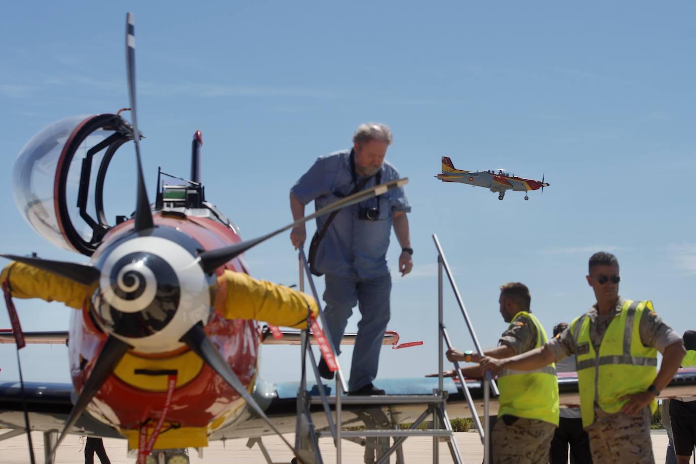 Fotos: Los futuros pilotos de la AGA estrenan un nuevo avión de entrenamiento más moderno y eficiente, en imágenes