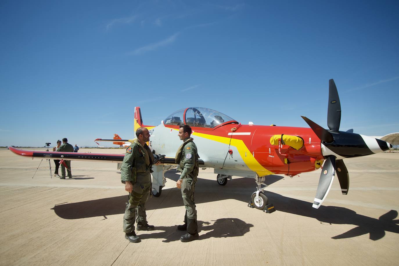 Fotos: Los futuros pilotos de la AGA estrenan un nuevo avión de entrenamiento más moderno y eficiente, en imágenes