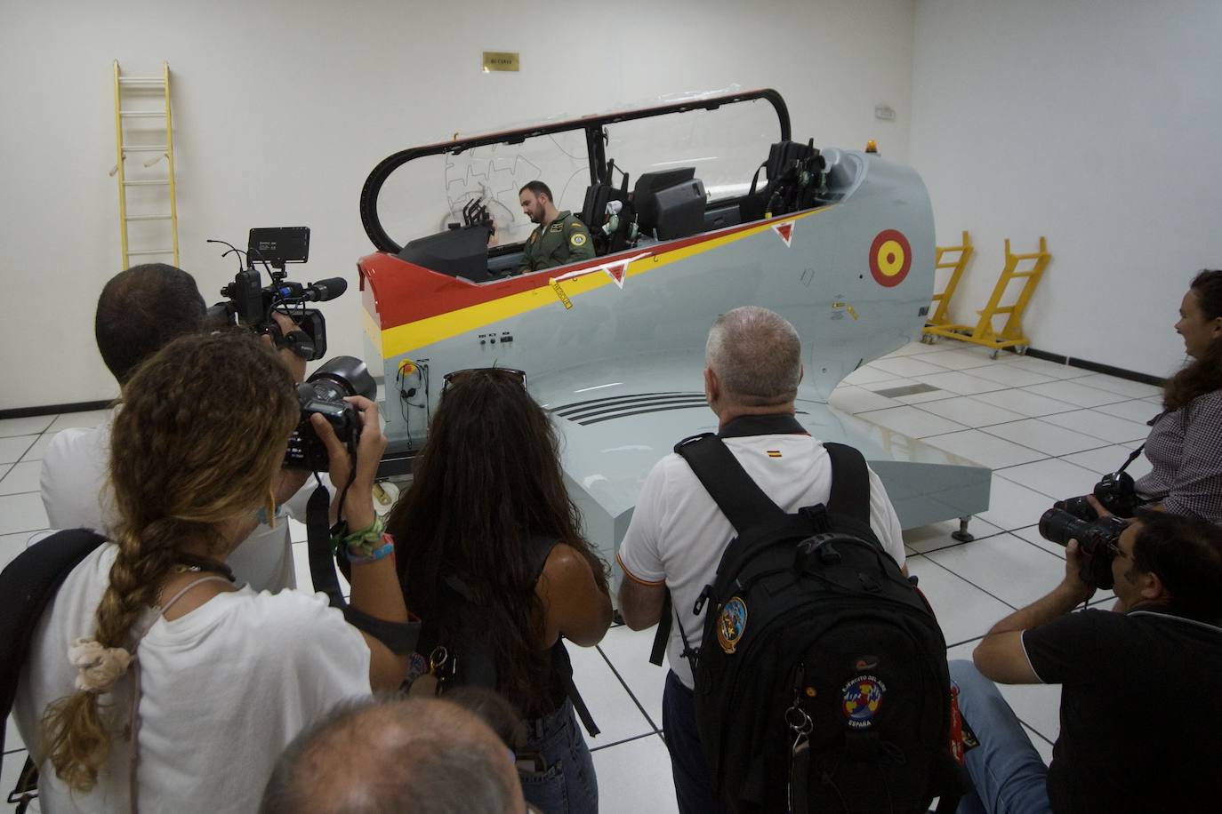 Fotos: Los futuros pilotos de la AGA estrenan un nuevo avión de entrenamiento más moderno y eficiente, en imágenes