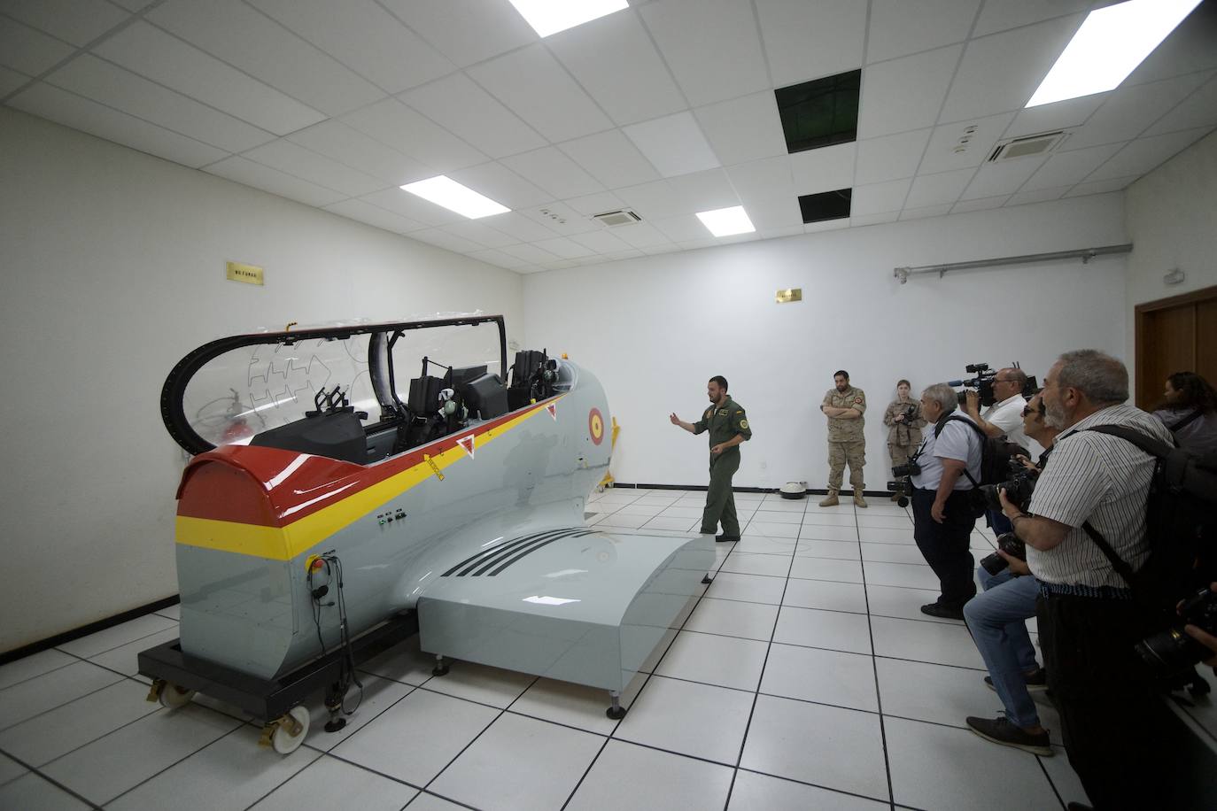 Fotos: Los futuros pilotos de la AGA estrenan un nuevo avión de entrenamiento más moderno y eficiente, en imágenes