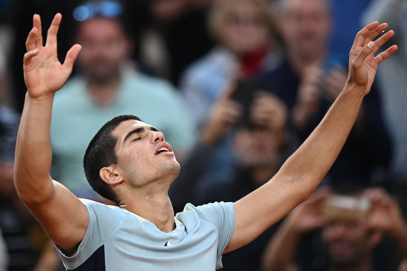 El joven tenista respira aliviado tras sobrevivir en la segunda ronda de Roland Garros 2022 a un partido de cinco sets. Albert Ramos le puso contra las cuerdas, pero volvió a demostrar su fortaleza mental.