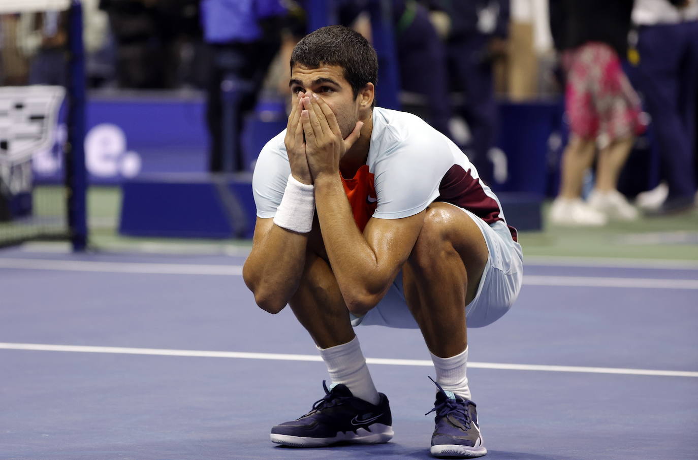 Alcaraz, incrédulo, se lleva las manos al rostro tras remontar un partido que parecía perdido ante Jannik Sinner. Los cuartos de final del US Open de 2022, que siguen dando forma a la rivalidad del futuro, pasarán a la historia del torneo.