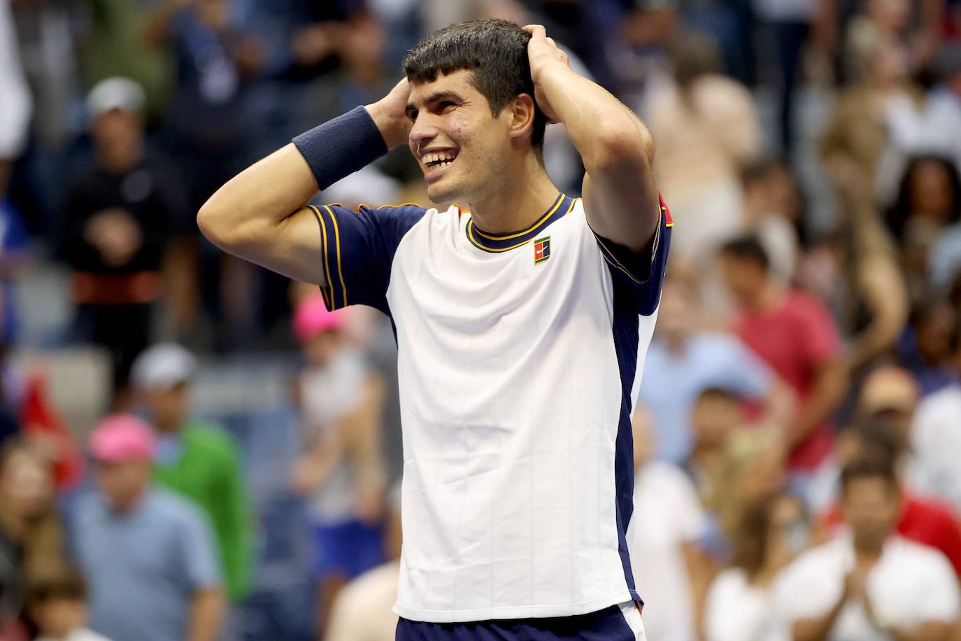 El murciano se lleva las manos a la cabeza tras derrotar a Tsitsipas en el US Open de 2021, un partido épico a cinco sets que supuso su explosión en el circuito.