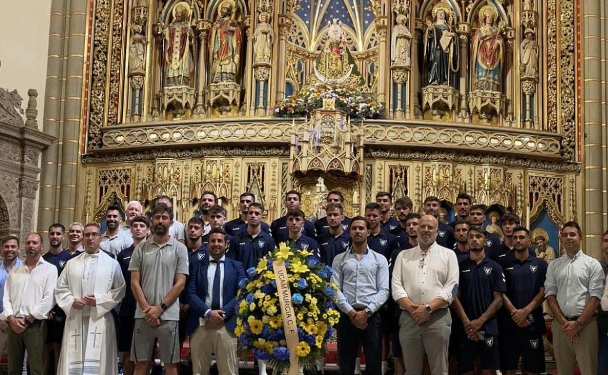 Plantilla, directiva y cuerpo técnico del UCAM CF, en la foto de familia en la Catedral de Murcia. 