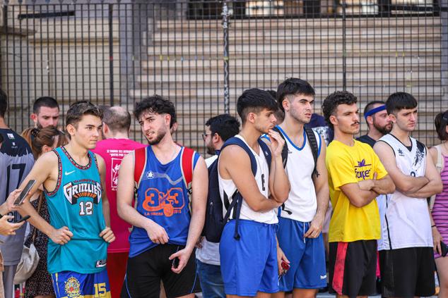 Tres participantes disputan un partido en el XI Encuentro de Baloncesto Solidario 3x3 de Astrapace.