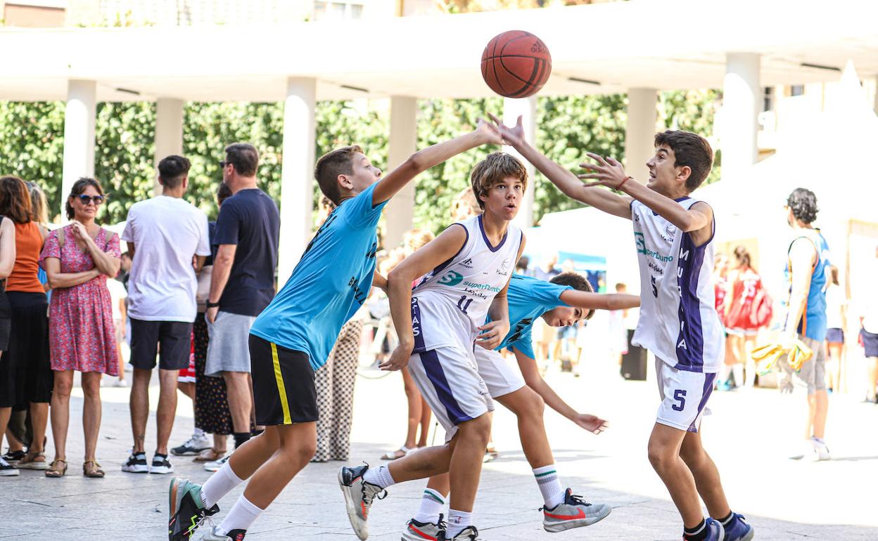 Tres participantes disputan un partido en el XI Encuentro de Baloncesto Solidario 3x3 de Astrapace.