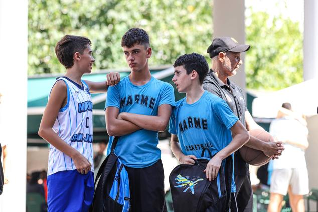 Tres participantes disputan un partido en el XI Encuentro de Baloncesto Solidario 3x3 de Astrapace.