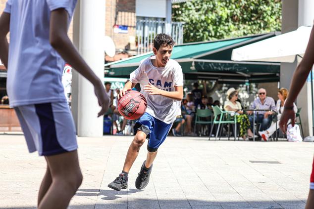 Tres participantes disputan un partido en el XI Encuentro de Baloncesto Solidario 3x3 de Astrapace.