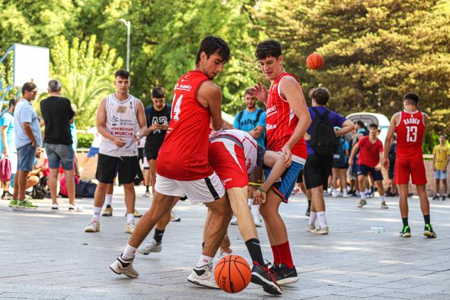 Tres participantes disputan un partido en el XI Encuentro de Baloncesto Solidario 3x3 de Astrapace.