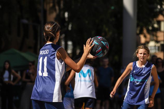 Tres participantes disputan un partido en el XI Encuentro de Baloncesto Solidario 3x3 de Astrapace.