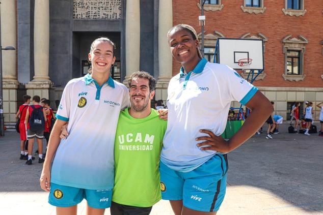 Tres participantes disputan un partido en el XI Encuentro de Baloncesto Solidario 3x3 de Astrapace.