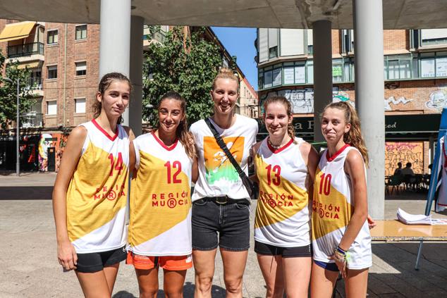 Tres participantes disputan un partido en el XI Encuentro de Baloncesto Solidario 3x3 de Astrapace.