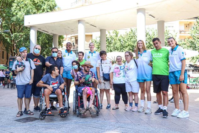 Tres participantes disputan un partido en el XI Encuentro de Baloncesto Solidario 3x3 de Astrapace.
