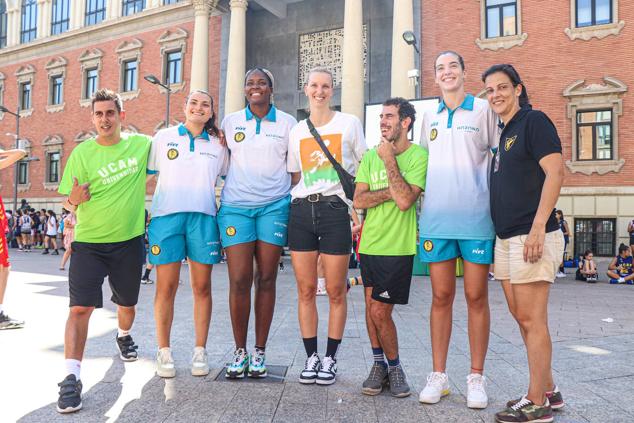 Tres participantes disputan un partido en el XI Encuentro de Baloncesto Solidario 3x3 de Astrapace.