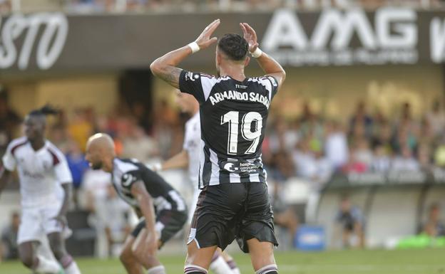 Galería. Sadiku en una jugada del partido.