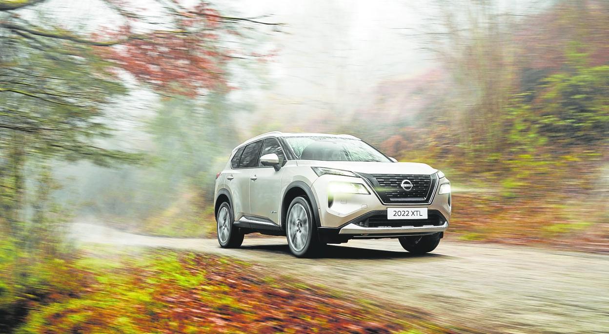 Luce unos llamativos faros que aparecen moldeados dentro del parachoques delantero. 