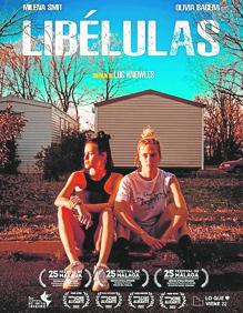 Imagen secundaria 2 - Imagen de una escena de Milena Smit en la película 'Libélulas' (arriba). La actriz da vida a Cata, una chica crecida en la periferia. En la imagen de la izquierda, con Pol Hermoso. Cartel de la película, a la derecha.