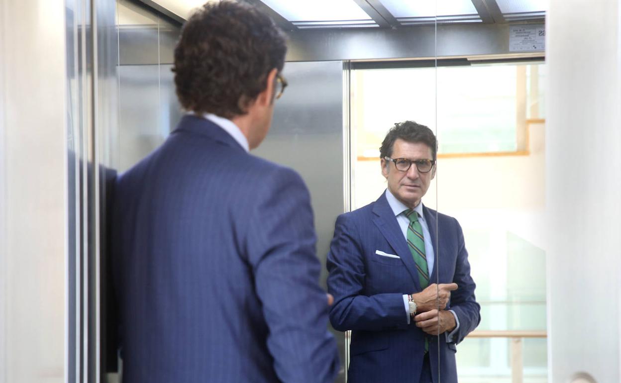 El presidente del TSJ, Miguel Pasqual del Riquelme, entrando en uno de los ascensores de la Ciudad de la Justicia de Murcia este viernes.