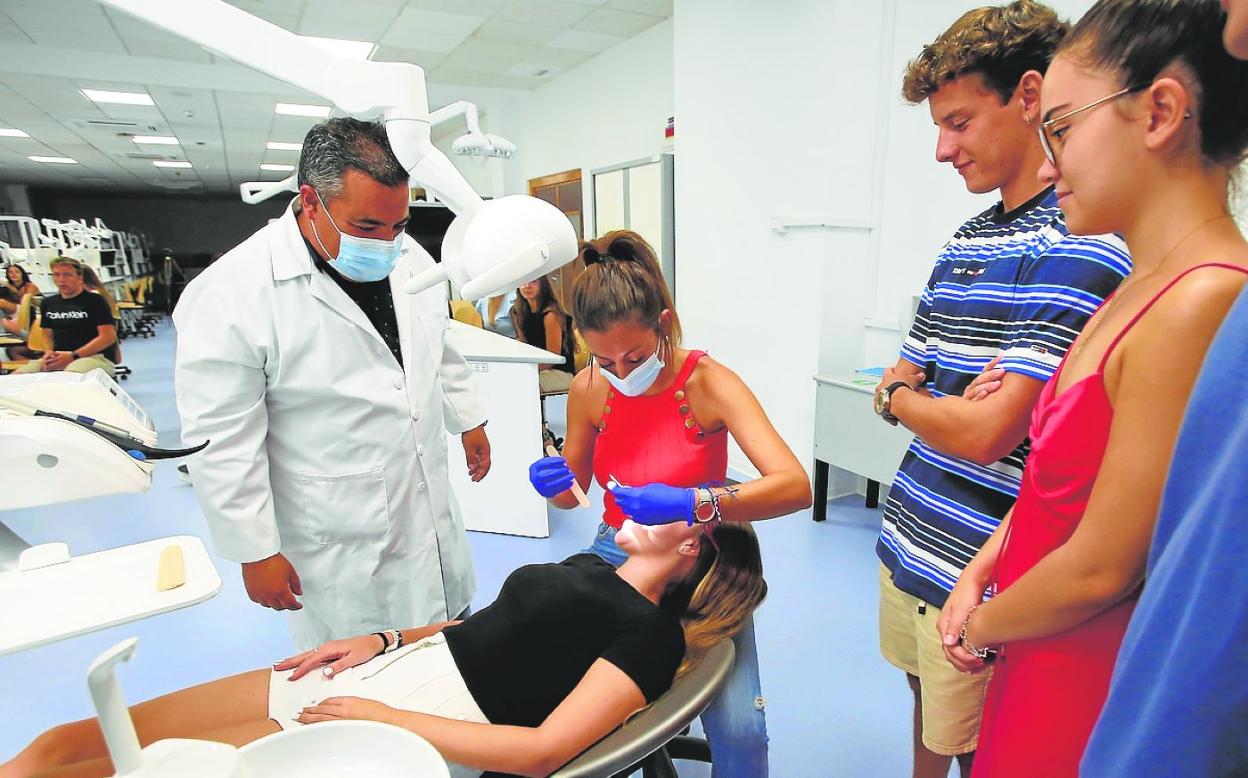 Estudiantes de Odontología, esta semana en una sala de prácticas del Campus de Los Jerónimos. 