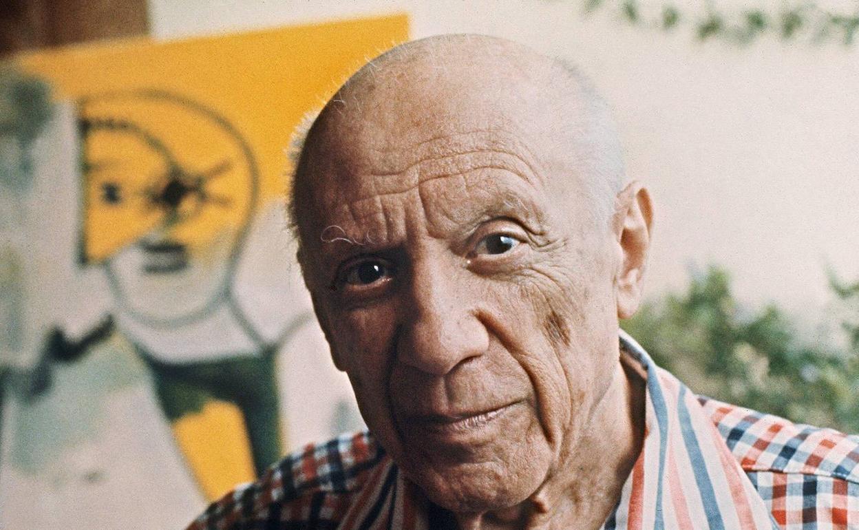 Pablo Ruiz Picasso (1881-1973) en su casa de Mouguins, en el sur de Francia, donde falleció el 8 de abril de 1973. 