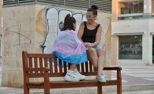 Laura Pellicer con su hija Leo, en Murcia. 