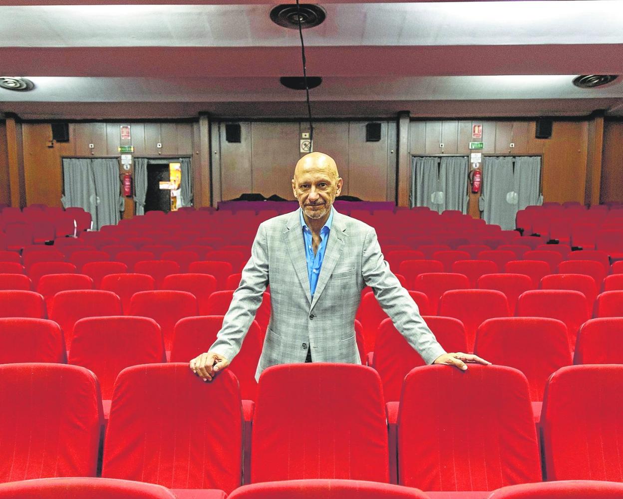 El nuevo coordinador de Artes Escénicas, el actor, director y productor Jorge de Juan, en el patio de butacas del Teatro Circo. 