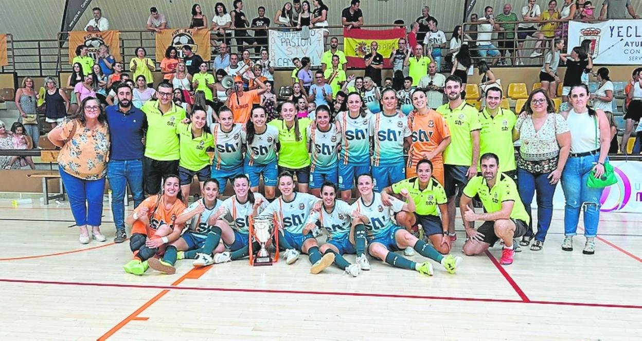 Jugadoras y técnicos del STV Roldán. 