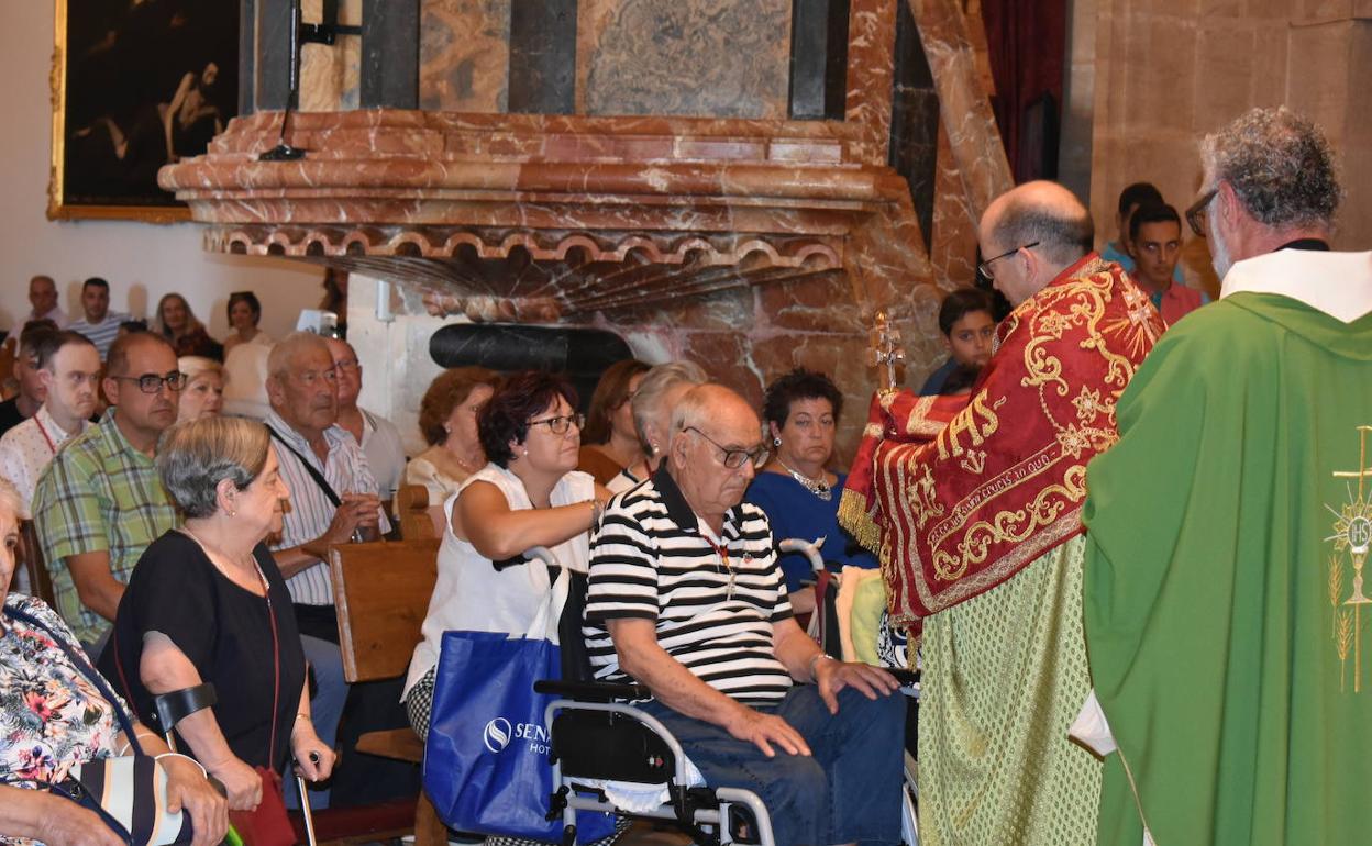El vicario episcopal de la zona Caravaca - Mula, bendice con la Vera Cruz a los enfermos. 
