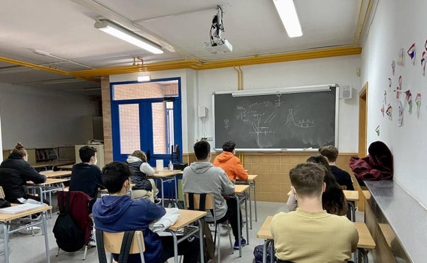 La cafetería de un instituto valenciano, reconvertida en aula, con la barra a la derecha, el curso pasado. 