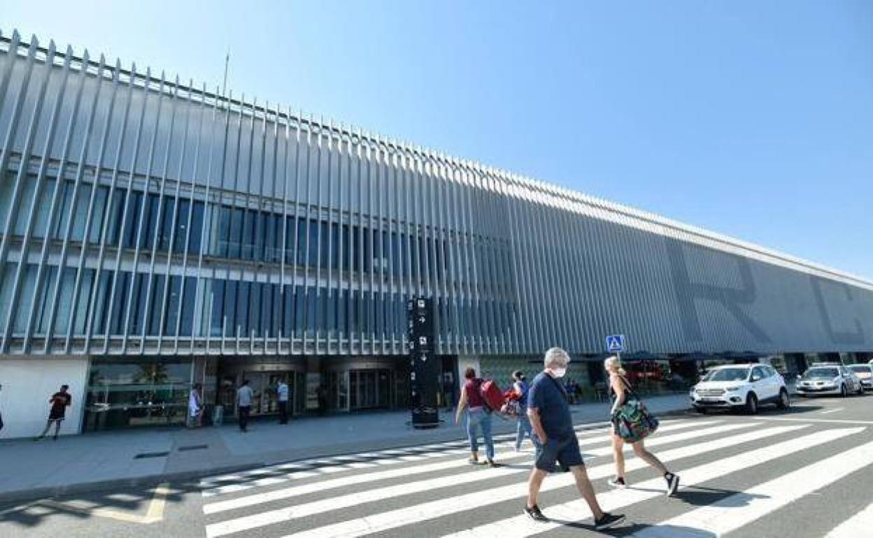 Viajeros en el Aeruopuerto Internacional de la Región de Murcia, en una imagen de archivo.