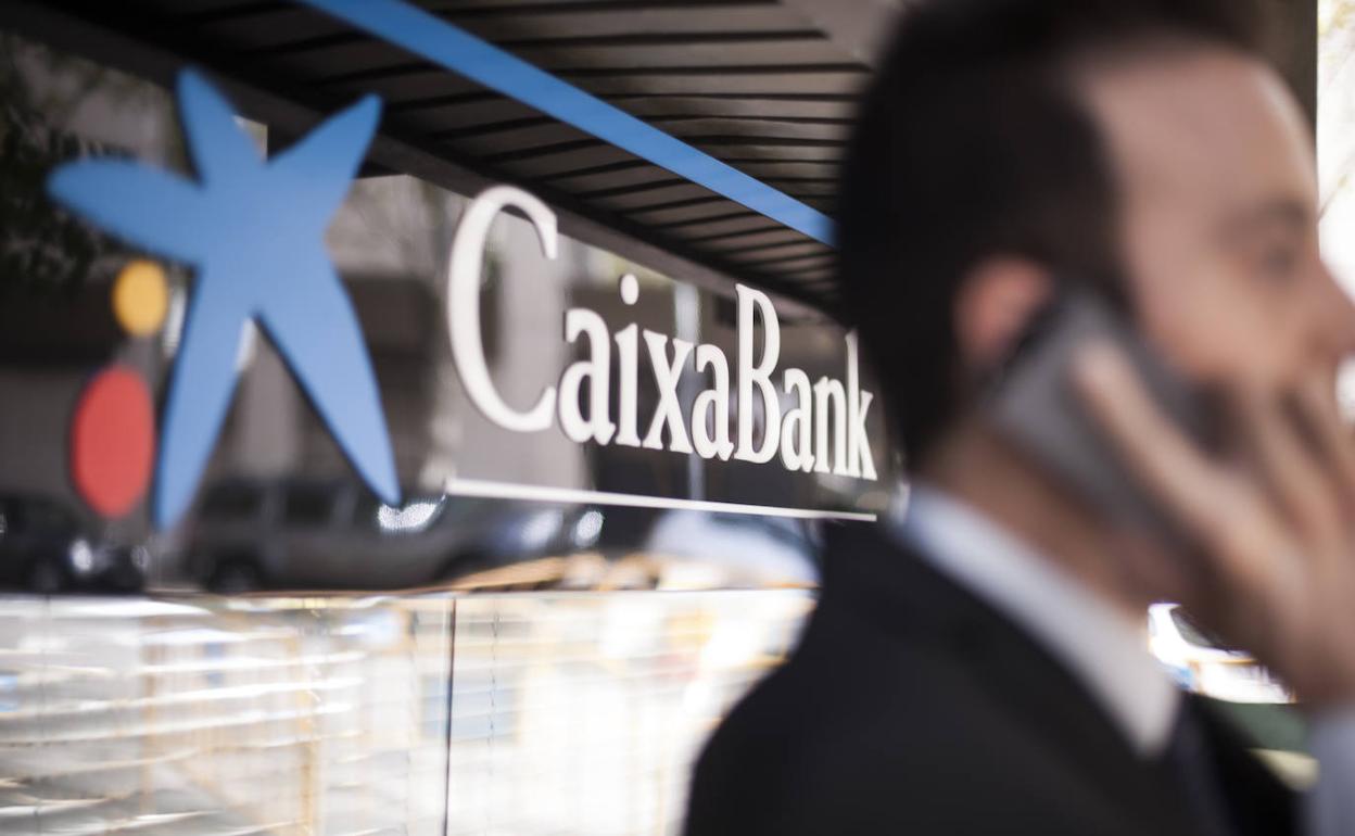 Fachada de una de las oficinas de CaixaBank.