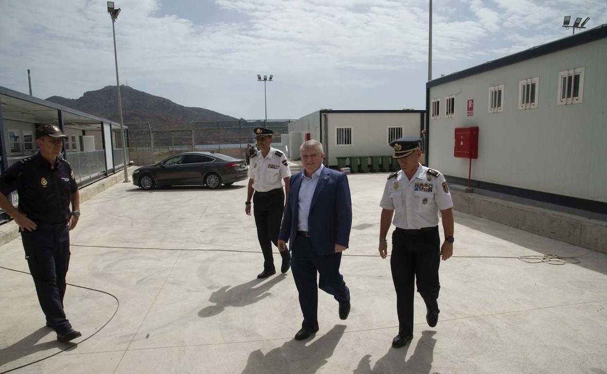 El delegado del Gobierno con los jefes policiales de la Región y Cartagena, en el CATE. 