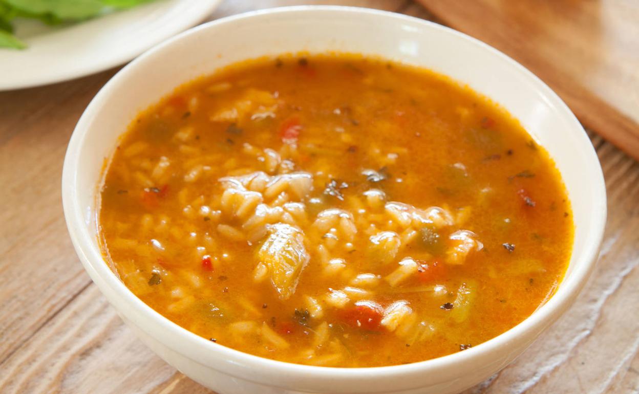 Sopa de arroz con pollo picante. 