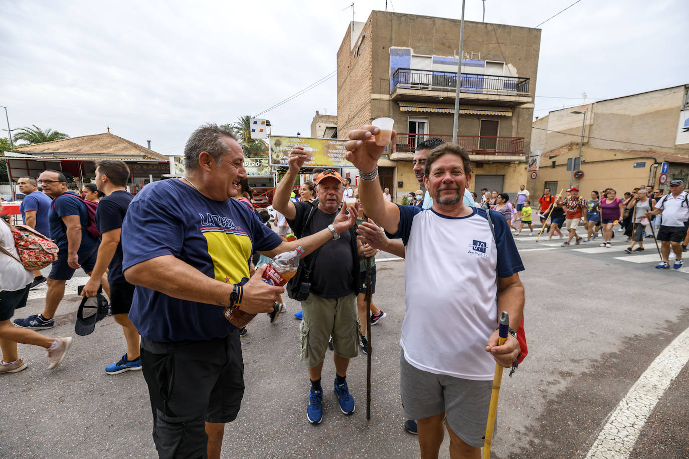 Miles de romeros acompañan a la Virgen de la Fuensanta de vuelta a su Santuario. 