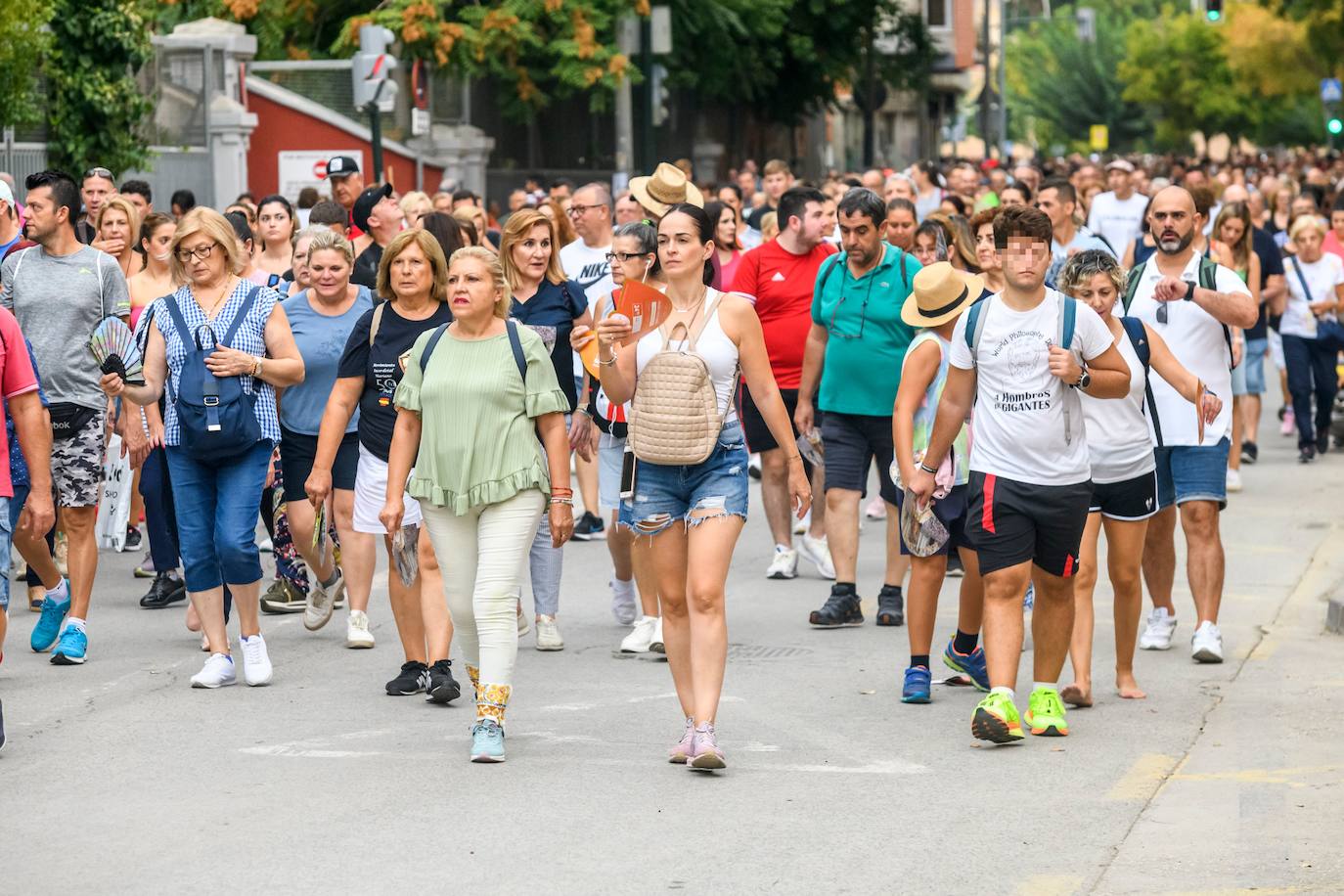 Miles de romeros acompañan a la Virgen de la Fuensanta de vuelta a su Santuario. 