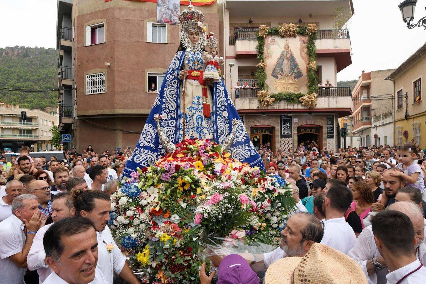 Miles de romeros acompañan a la Virgen de la Fuensanta de vuelta a su Santuario. 